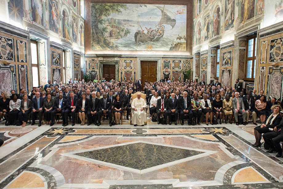 Le Pape François en compagnie de délégués de la 39e Conférence de la FAO, durant une audience spéciale au Vatican
