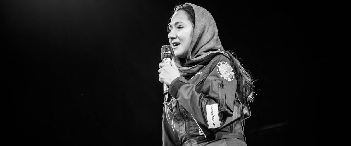 美国阿富汗裔专业飞行员沙伊塔•瓦兹一直通过独自环球飞行促进女童在科学、技术、工程和数学方面的教育。图为她与喀布尔的女学生分享了自己鼓舞人心的故事，讲述作为阿富汗移民的女儿，她是如何实现自己的理想抱负的。摄于2017年，开发署阿富汗办事处图片/Omer Sadaat
