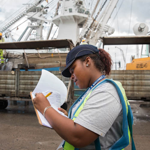 妮科尔是在塞舌尔维多利亚港港口船只和码头工作的少数女性之一。她所在的索科麦普公司是一家为塞舌尔最大产业金枪鱼捕捞业提供服务的企业，该公司的特别之处在于将女性纳入公司所有业务部门，包括管理和科研部门。联合国妇女署图片/Ryan Brown

