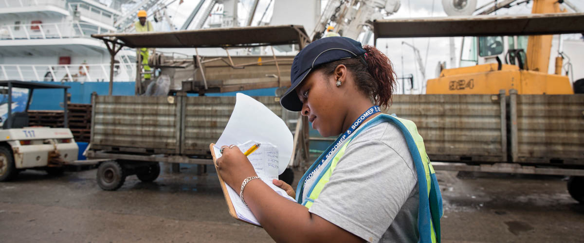 妮科尔是在塞舌尔维多利亚港港口船只和码头工作的少数女性之一。她所在的索科麦普公司是一家为塞舌尔最大产业金枪鱼捕捞业提供服务的企业，该公司的特别之处在于将女性纳入公司所有业务部门，包括管理和科研部门。联合国妇女署图片/Ryan Brown
